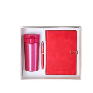 Ensemble cadeau de luxe personnalisé pour entreprise, comprenant un carnet en cuir PU, une tasse à café, un stylo, et un coffret cadeau promotionnel A5 en gros - Product Image 1