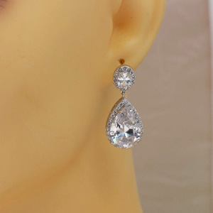 E1315 Orecchini pendenti in oro bianco con cristalli a goccia e strass incastonati, gioielli da sposa classici da donna - Product Image 6