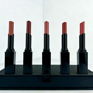 Venta al por mayor de fábrica del set de labiales de tubo delgado más vendido, de cinco piezas, en caja negra con bolsa de papel portátil. - Product Image 1