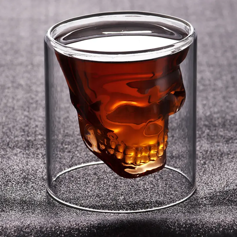 Venta al por mayor resistente al calor borosilicato calaveras en forma de doble capa de pared vino whisky vaso de chupito