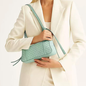 Sac fourre-tout élégant en cuir véritable tressé vert émeraude pour femme, grand sac à bandoulière Boston de grande capacité pour les voyages et les trajets quotidiens - Product Image 1