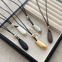 Nouveau collier pendentif simple en forme de goutte d'eau, tendance, élégant, haut de gamme, polyvalent, avec cordon en cuir, longue chaîne pour pull