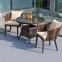 Ensemble de chaises d'extérieur en rotin moderne et durable en trois pièces avec coussin pour balcon intérieur et salon, tables basses pour café et thé