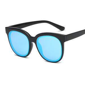 Gafas de Sol Unisex Qianai Ovaladas con Protección UV400, Montura de PC y Lentes de Acetato Tipo 3 para Hombre y Mujer - Product Image 3