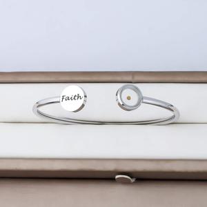 Brazalete Abierto de Acero Inoxidable con Baño de Oro Real y Grabado de Semilla de Mostaza, Joyería de Fe para Mujer, Resistente al Deslustre - Product Image 4