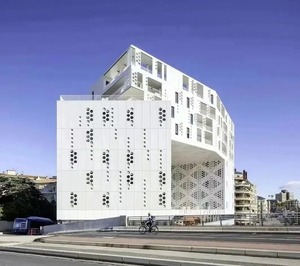 Panneau de mur-rideau en aluminium contemporain, revêtement en poudre rouge perforé, bardage extérieur de bâtiment, anti-corrosion - Product Image 5