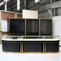 Vitrine de présentation incurvée en verre pour bijoux avec cadre en métal doré pour boutique de luxe