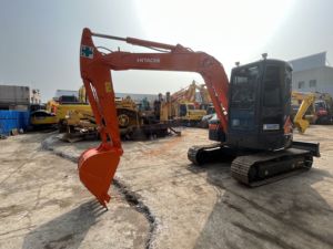 Mini-excavatrice Hitachi ZX55UR avec godet de terrassement d'une capacité de 0,18 m³, poids opérationnel de 5 tonnes, modèle hydraulique sur chenilles d'occasion - Product Image 2
