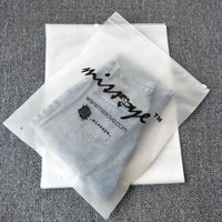 Sacs refermables à fermeture éclair mat givré en plastique pour t-shirt personnalisé avec propre logo bas quantité minimale de commande pour l'emballage de vêtements et de chaussures