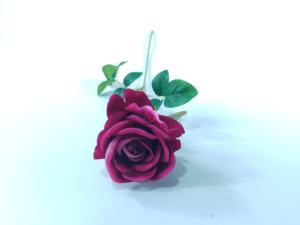 زهرة وردة مخملية اصطناعية عالية الجودة مصنوعة يدويًا من قماش الحرير مع ساق طويلة لتزيين حفلات الزفاف وأعياد الميلاد - Product Image 5