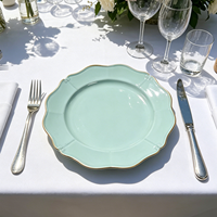 Assiettes de présentation élégantes Wojia 13 pouces roses à bord festonné doré, en plastique thermolaqué, pour centre de table de fête ou de mariage
