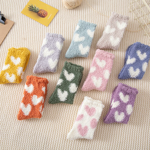 Kaus kaki wanita motif hati musim dingin grosir kaus kaki bulu karang lembut hangat untuk tidur - Product Image 3