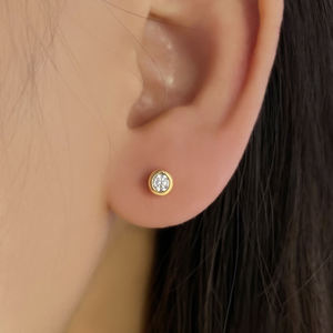 Boucles d'oreilles clous rondes minuscules en zircon plaqué or 18 carats, imperméables, simples et élégantes pour femmes - Product Image 2