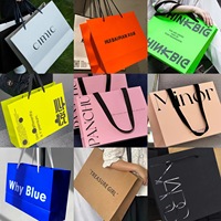 Sac en papier kraft écologique et recyclable, finition mate de luxe, poignée en ruban doré, design durable pour boutique, cadeau de mariage