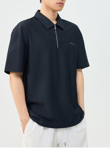 <span class=keywords><strong>เสื้อโปโล</strong></span>ผู้ชายแบบลำลอง น้ำหนักเบา สีดำ ครึ่งซิป ปักลายภูเขาแบบมินิมอล พร้อมปักโลโก้ OEM ตามสั่ง - Product Image 3