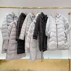 Liquidación de Ropa de Mujer de Segunda Mano con Descuento, Chaqueta de Plumón Blanco, Venta al Por Mayor - Product Image 4