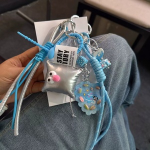 Llavero de lujo personalizable para mujer, dijes para bolso, decoración para llaves de coche para niñas, cadena de pulsera de cuentas hecha a mano para teléfono, llavero de PU con forma de croissant - Product Image 3