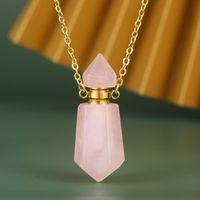 Bouteille de parfum d'huile essentielle collier de pendentif de bijoux de quartz rose de pierre de cristal rose naturel