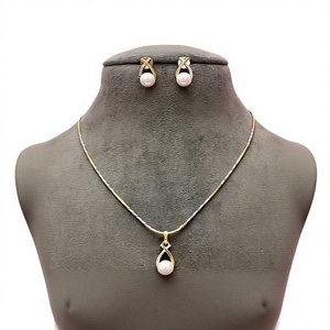 Ensemble collier et boucles d'oreilles en imitation perle plaqué or glamour, forme goutte d'eau, bijoux romantiques pour femmes, pour les mariages - Product Image 2