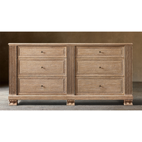 Commode spacieuse de style ancien avec panneaux en bois vieilli et détails encastrés