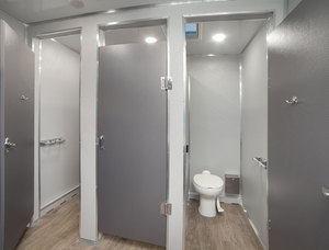 Remorque de bureau double de luxe personnalisable et économique avec toilettes, portable et mobile, pour chantier et extérieur - Product Image 4
