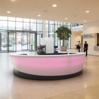 Comptoir d'accueil personnalisé rond avec éclairage RGB pour les informations d'enregistrement à l'aéroport et dans le hall