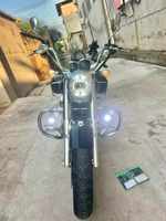 Motocyclette de tourisme de 250 cm3 d'occasion pour les longs trajets, avec phare LED et coffres latéraux