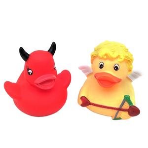热销工厂魔鬼天使橡胶塑料杯状鸭鸭婴儿喷泉儿童沐浴玩具套装