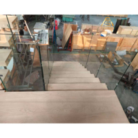 Escalier droit en acier moderne sur mesure pour villa, avec tube carré et garde-corps en verre