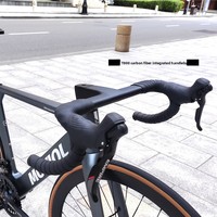 Vélo de route en fibre de carbone avec guidon intégré, passage des câbles entièrement dissimulé, freins à disque doubles, jeu de roues en fibre de carbone