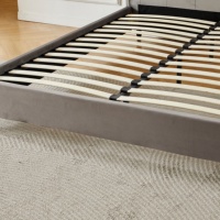 Lit capitonné moderne exclusif pour showroom, avec tête de lit incurvée en arc et cadre capitonné losanges, pour décoration résidentielle