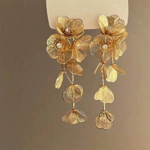 2025 새로운 도착 패션 중공 금속 꽃 펜던트 귀걸이 18K 골드 도금 드롭 귀걸이 긴 술 귀걸이 여성용 보석 - Product Image 2