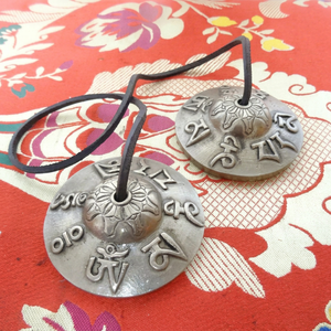 Címbalos Tingsha de Bronce de Alta Calidad con Sonido Prolongado para Estudios de Yoga y Sesiones de Baño de Sonido - Product Image 1