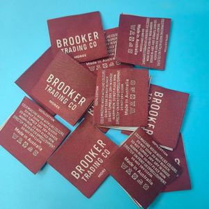 Étiquettes de vêtements tissées rectangulaires pliées au centre en polyester durable, personnalisables avec logo OEM/ODM, fabriquées en Chine - Product Image 1