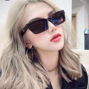 Lunettes de soleil carrées rétro pour femmes, monture en plastique noir, protection UV400, type 3, pare-soleil, numéro de pièce 1996 - Product Image 1
