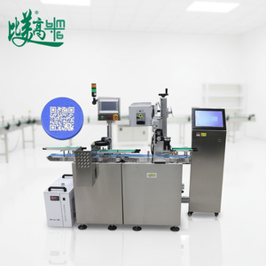 Équipement intégré de codage laser pour codes QR/numéros de lot et de rejet des articles défectueux pour la traçabilité complète des bouchons de bouteilles - Product Image 1