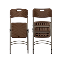 Chaise et table de patio solides empilables modernes et résistantes aux UV en plastique pour le jardin