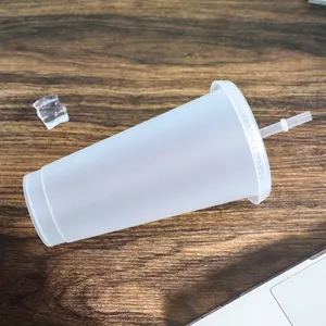 BPA Free Stock 24OZ Cangkir Kopi Plastik Bening Dapat Dipakai Ulang dengan Tutup dan Sedotan