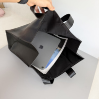Sac fourre-tout minimaliste en cuir PU noir mat, grande capacité, larges poignées plates, fermeture magnétique pour femmes, travail de bureau