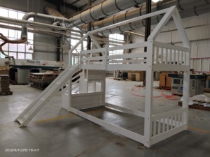 Двухместный с горкой и лестницей для хранения, деревянная низкая рама чердака с ограждением на крыше, необходимые двухъярусные кровати для детей и подростков - Product Image 6