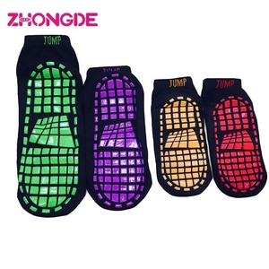 Prix d'usine Vente en gros de chaussettes de parc de <span class=keywords><strong>trampoline</strong></span> antidérapantes personnalisées Chaussettes de maison antidérapantes - Product Image 2
