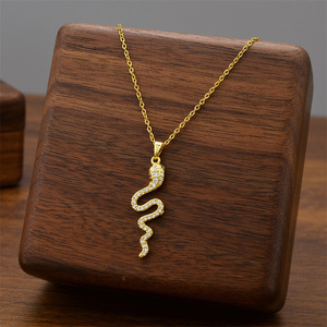 La nuova collana in acciaio al titanio con pendente a forma di serpente è un design di alta gamma per le donne. È versatile e ha uno stile freddo. - Product Image 6