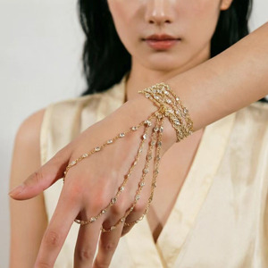 Chaîne de main multi-brins en strass avec anneaux pour les doigts, plaqué or, bijoux de luxe à pampilles pour femmes - Product Image 1