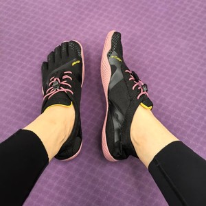 Zapatos de Cinco Dedos V-Soul KSOEVO para Mujer, Parte Superior de Malla, Suela de EVA, Zapatos de Entrenamiento para Yoga y Pilates - Product Image 1