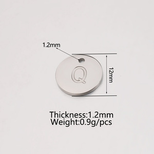 Colgante con Inicial del Alfabeto en Relieve de 12 mm para Collar y Pulsera, Resistente al Agua, Hipoalergénico, No se Desvanece - Product Image 3