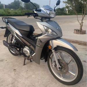 Moto à cadre ouvert de 110 cm³ à faible cylindrée, économique en carburant, idéale pour les trajets quotidiens - Product Image 6