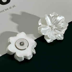 批发时尚锌合金塑料玫瑰山茶花白色珍珠金属柄纽扣外套女士服装饰品制作 - Product Image 3