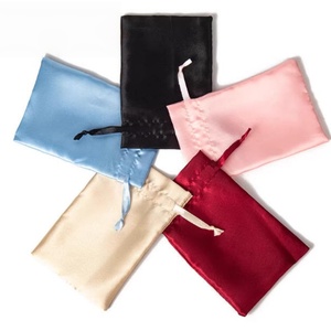 Bolsas de Regalo de Satén Rojo con Cordón para Paquetes de Dulces y Regalos de Año Nuevo - Ecológicas y Duraderas 15*20 cm - Product Image 3