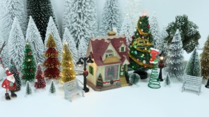 Sanwei ต้นซีดาร์ประดิษฐ์ขนาดเล็กต้นคริสต์มาสทำจากพลาสติกเป็นมิตรกับสิ่งแวดล้อมของตกแต่งขวดแปรงต้นไม้สำหรับปาร์ตี้พร้อมกระดิ่ง - Product Image 4