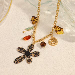 Collier en acier inoxydable avec pendentif fleur imprimé léopard plaqué or 18 carats, bijoux tendance style automne-hiver - Product Image 2